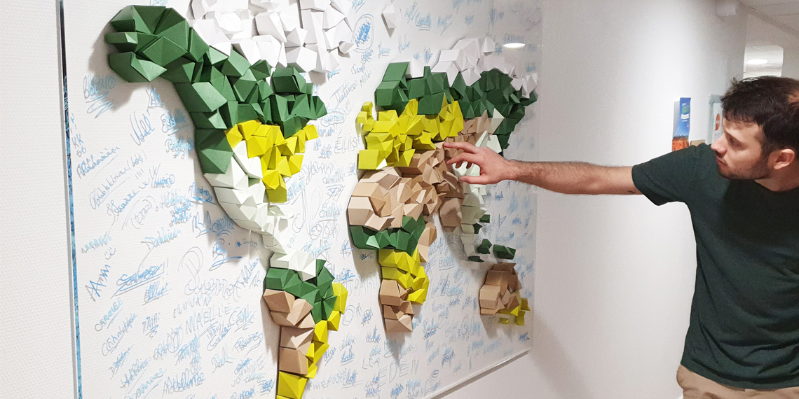 Fresque participative planisphère en papier, animation à Rennes par Nonitt Paper Sculptures